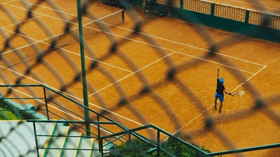 男子在球场上打网球
